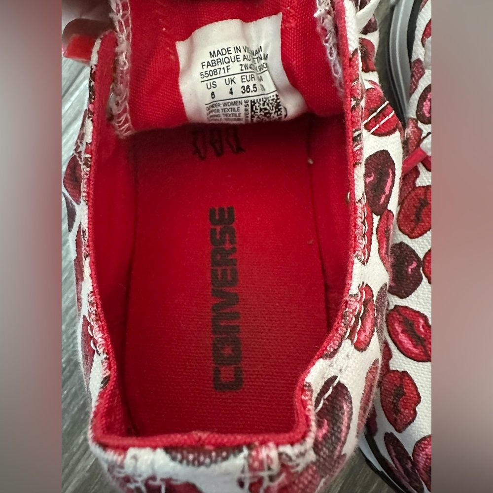 RARE Converse All Stars with lips print. Size 6 - Picture 9 of 10